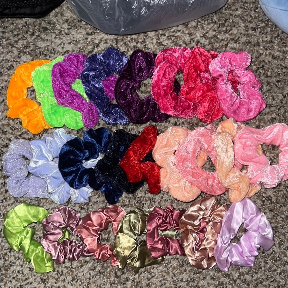 !!CHOOSE PRICE!! Pick the Scrunchie to purchase and name your price
